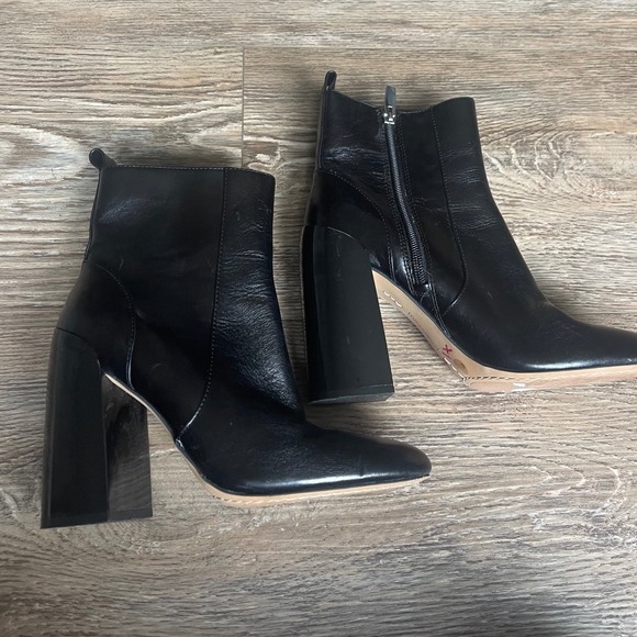 Vince Camuto Black Leather Block Heel Ankle Booties Pointed Toe Size 6.5 - Picture 2 of 10